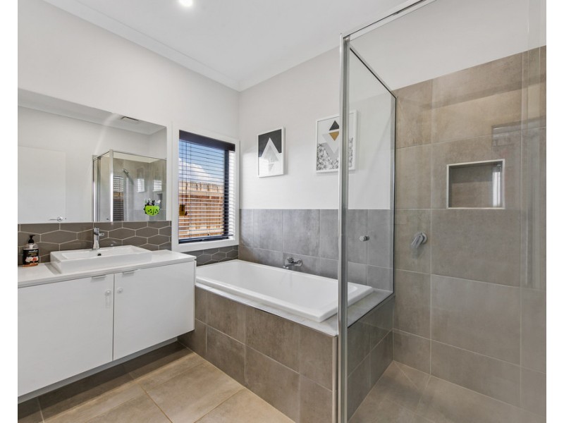 26 Canterbury Circuit, Melton South VIC 3338