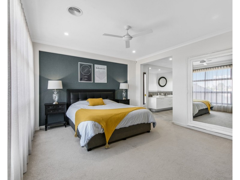 26 Canterbury Circuit, Melton South VIC 3338