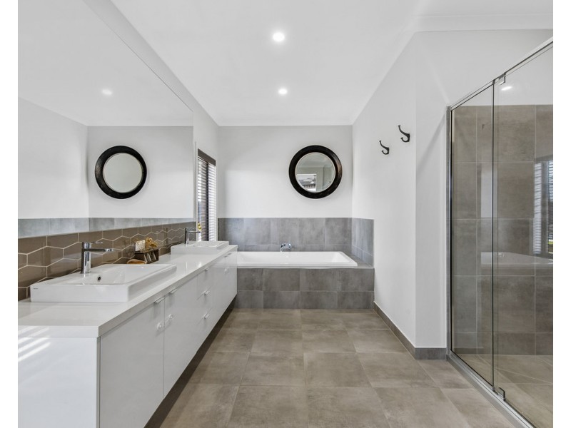 26 Canterbury Circuit, Melton South VIC 3338