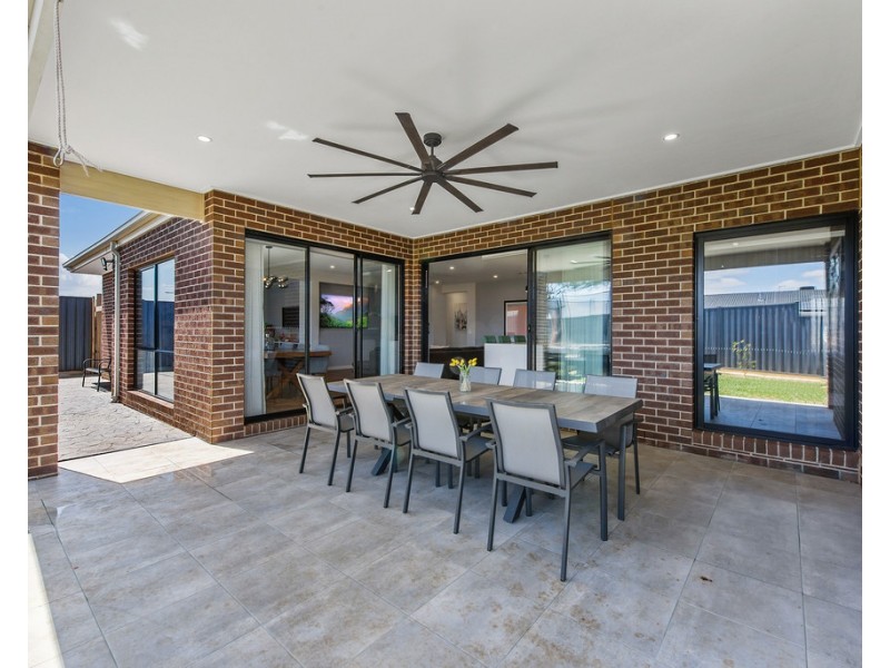 26 Canterbury Circuit, Melton South VIC 3338