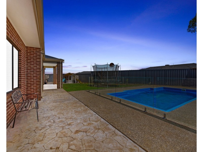 26 Canterbury Circuit, Melton South VIC 3338