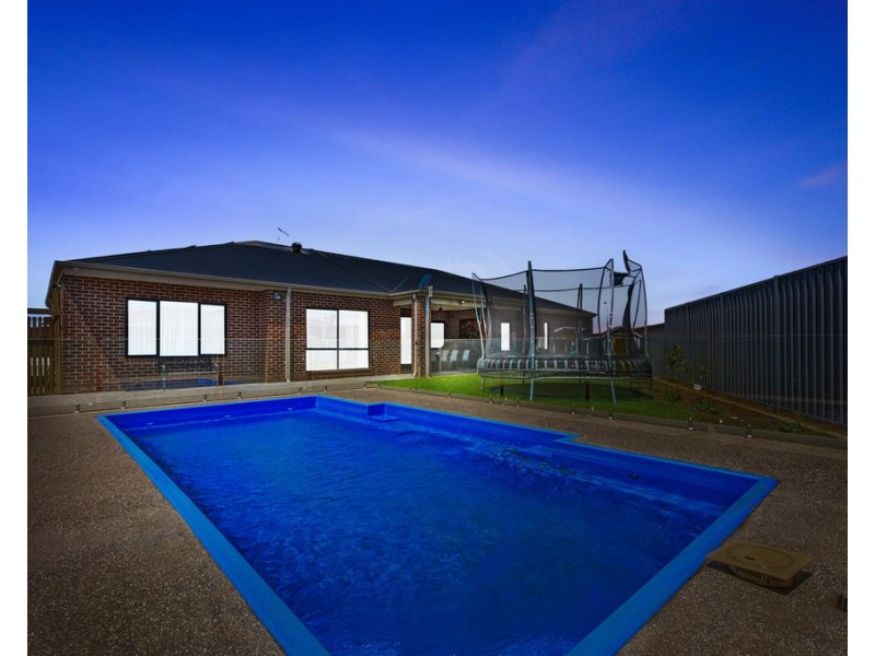 26 Canterbury Circuit, Melton South VIC 3338
