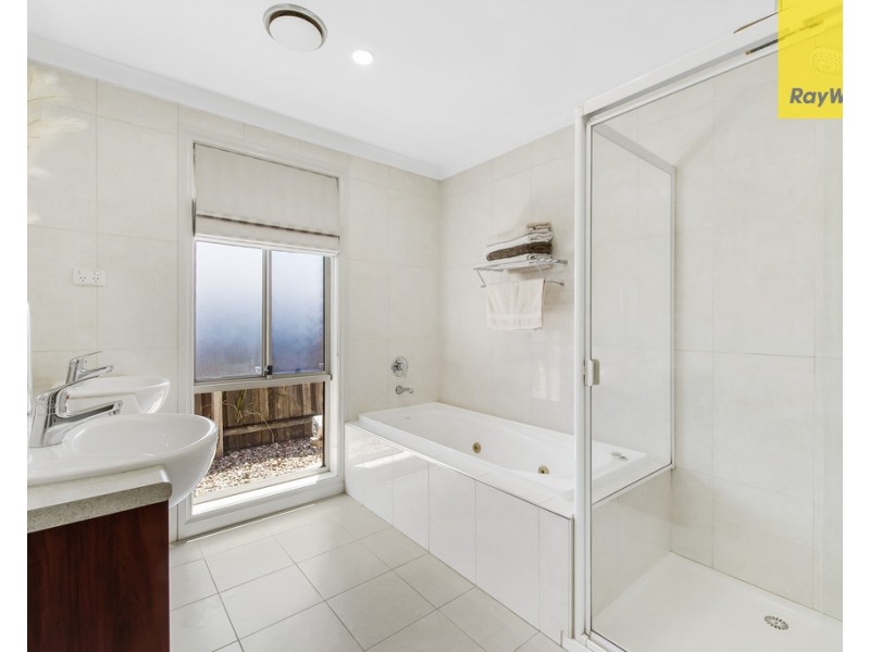 45 Solent Crescent, Taylors Lakes VIC 3038