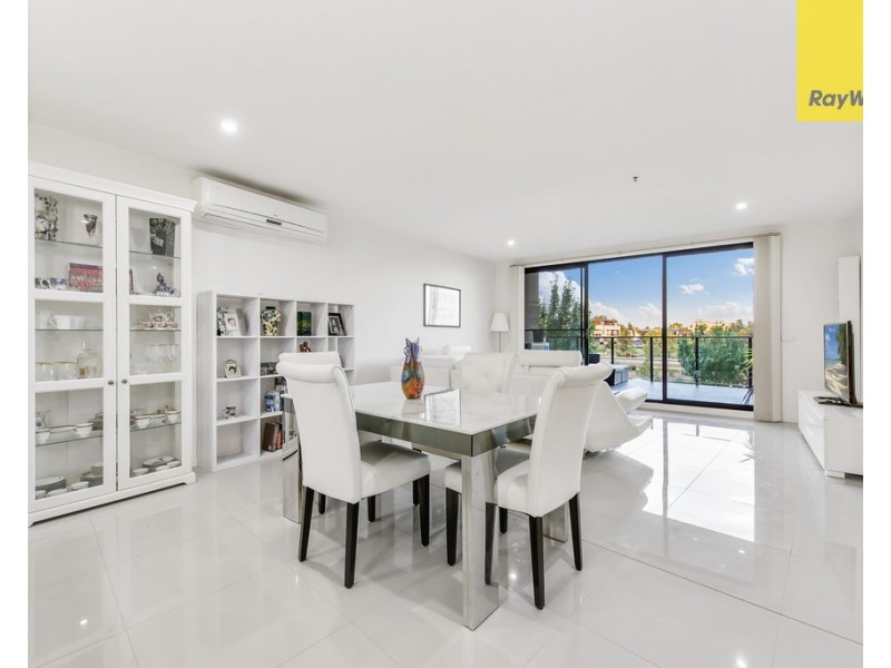 154/73 Lake St, Caroline Springs VIC 3023