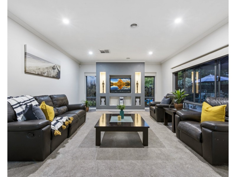 8 Garnet Way, Taylors Hill VIC 3037