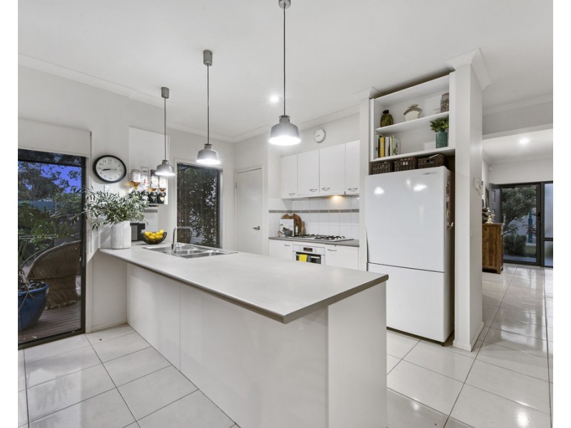 8 Garnet Way, Taylors Hill VIC 3037