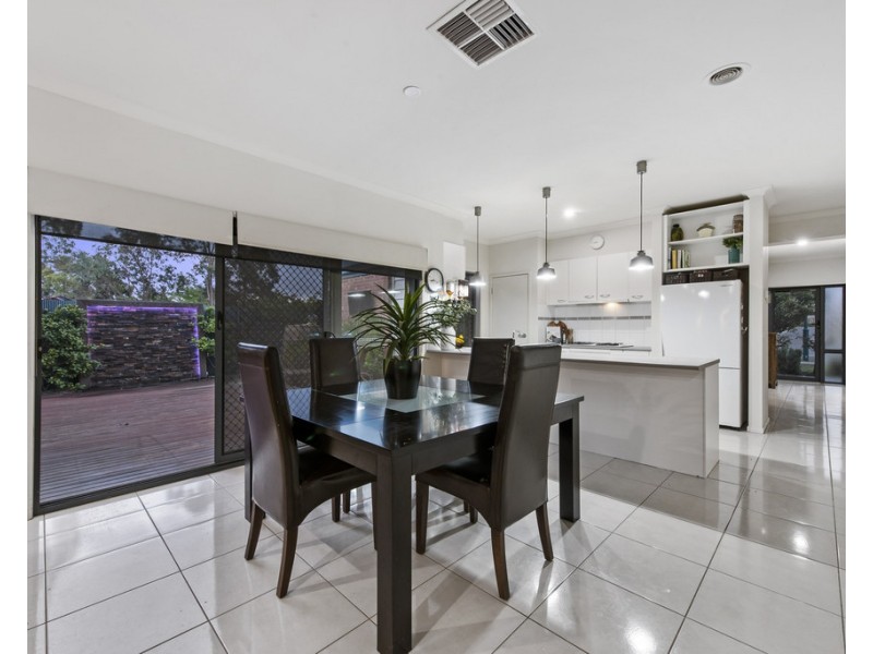 8 Garnet Way, Taylors Hill VIC 3037