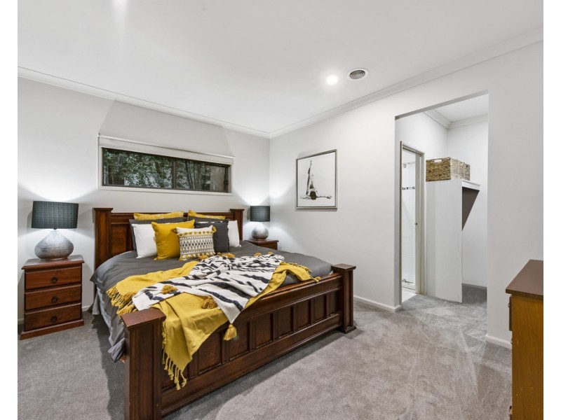 8 Garnet Way, Taylors Hill VIC 3037