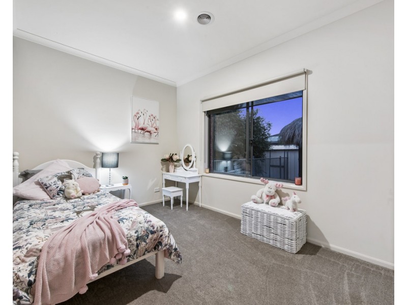 8 Garnet Way, Taylors Hill VIC 3037