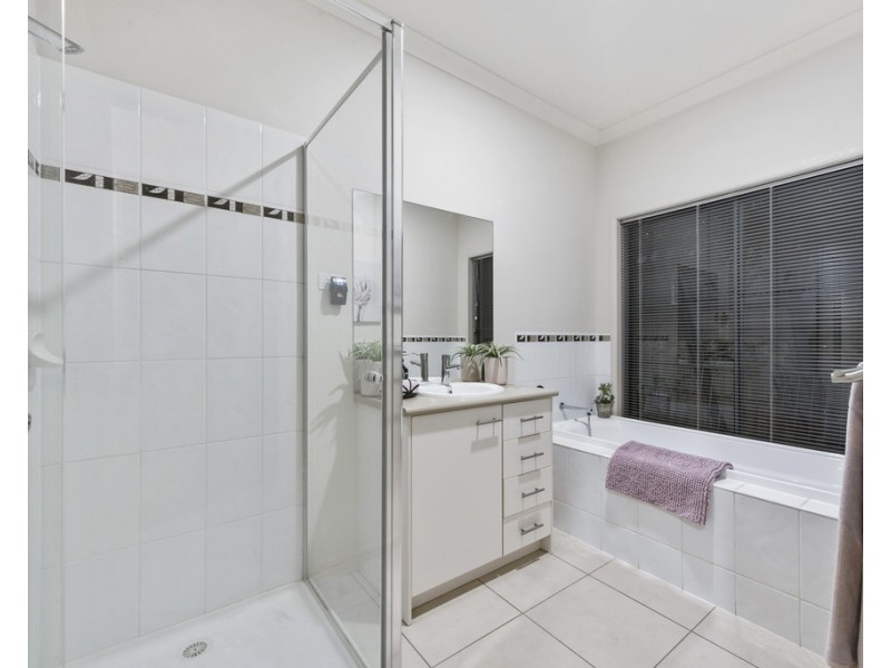 8 Garnet Way, Taylors Hill VIC 3037