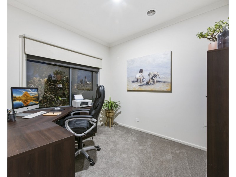 8 Garnet Way, Taylors Hill VIC 3037