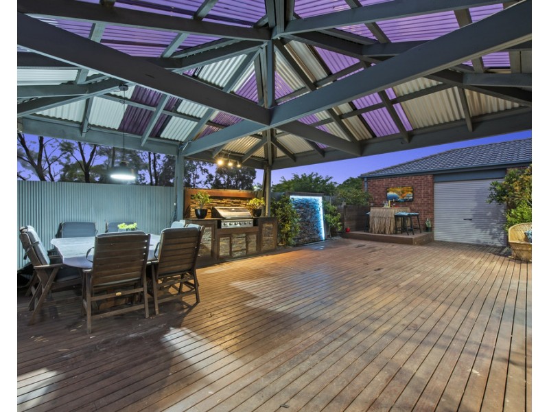 8 Garnet Way, Taylors Hill VIC 3037