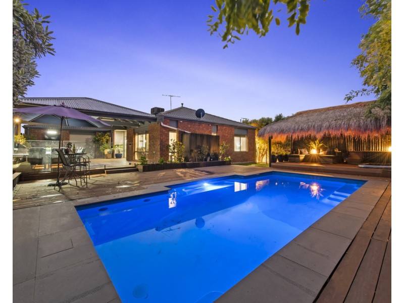 8 Garnet Way, Taylors Hill VIC 3037