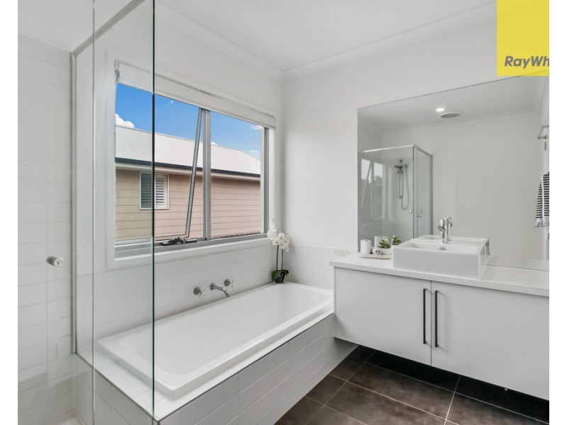 14 Lawson Way, Caroline Springs VIC 3023