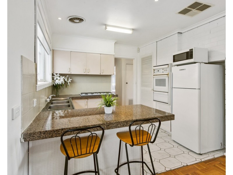 8 Oakwood Road, Albanvale VIC 3021