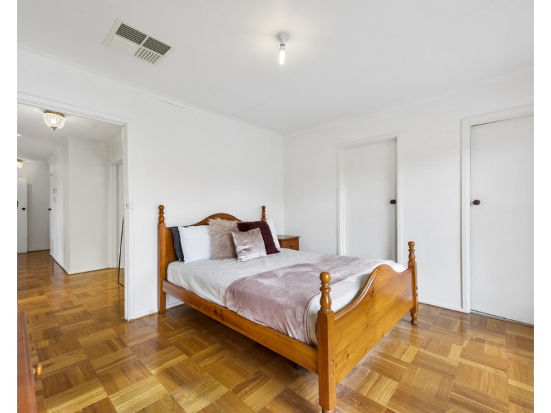 8 Oakwood Road, Albanvale VIC 3021