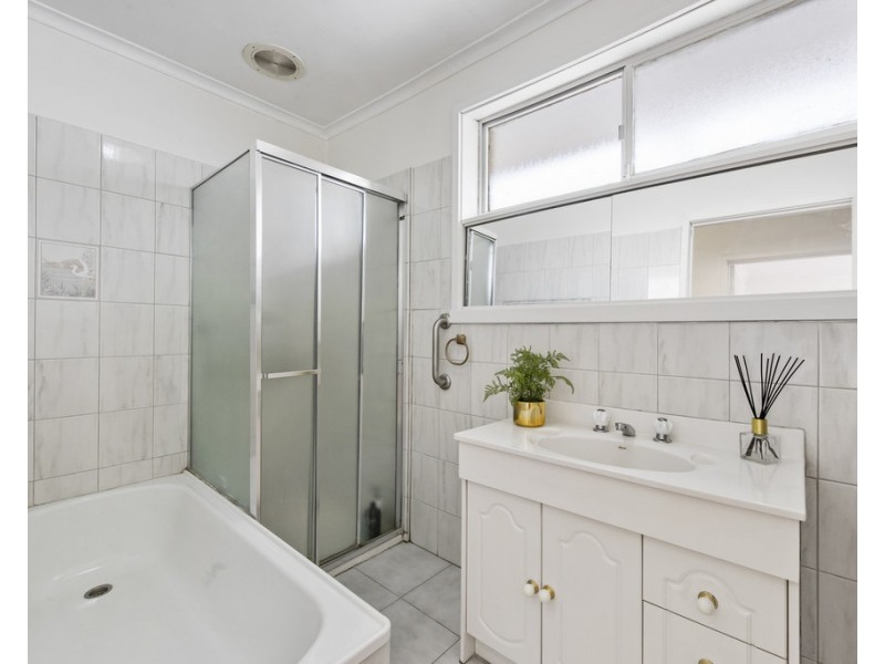 8 Oakwood Road, Albanvale VIC 3021