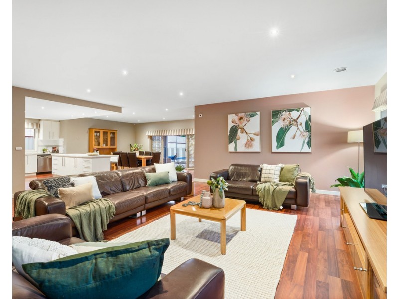 8 Cooks Way, Taylors Hill VIC 3037