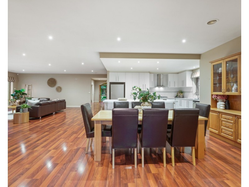 8 Cooks Way, Taylors Hill VIC 3037