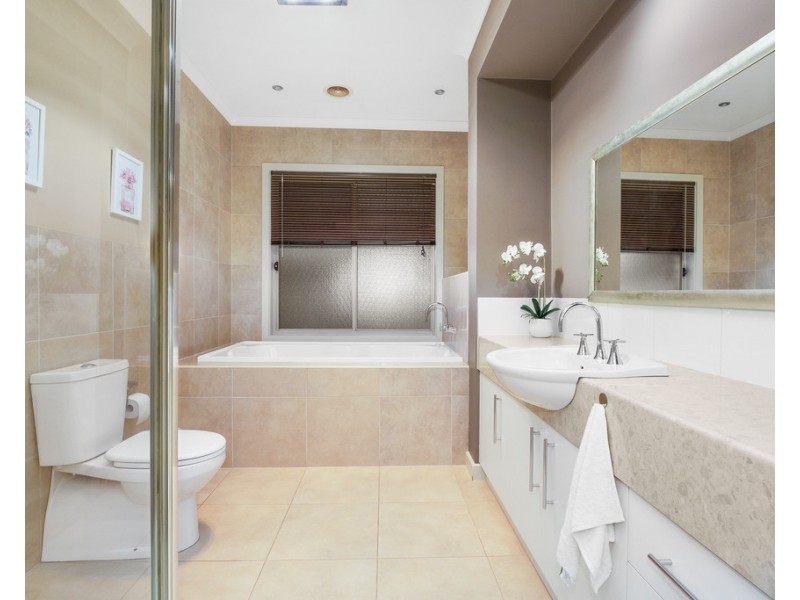 8 Cooks Way, Taylors Hill VIC 3037