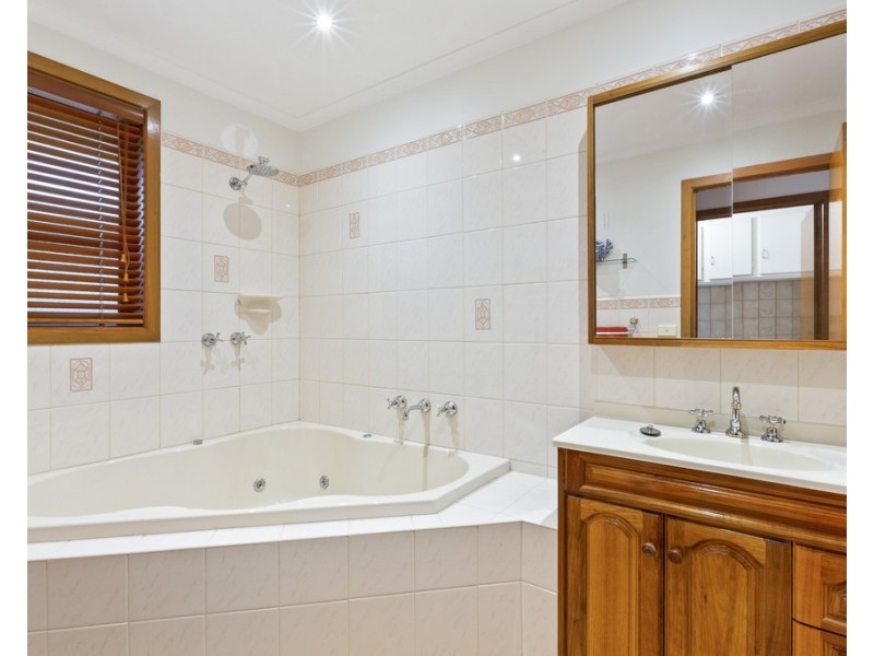 4 Apollo Road, Taylors Lakes VIC 3038