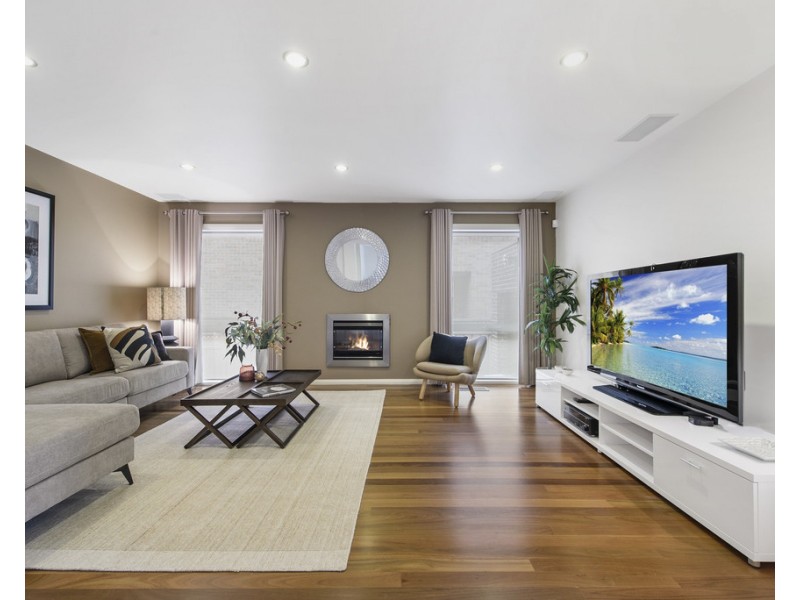 8 Whiteley Parade, Taylors Lakes VIC 3038