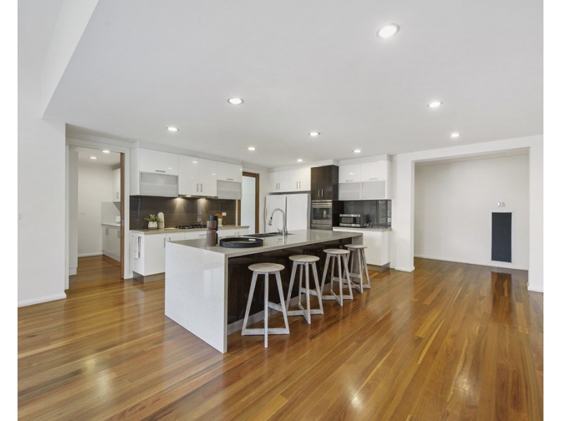 8 Whiteley Parade, Taylors Lakes VIC 3038