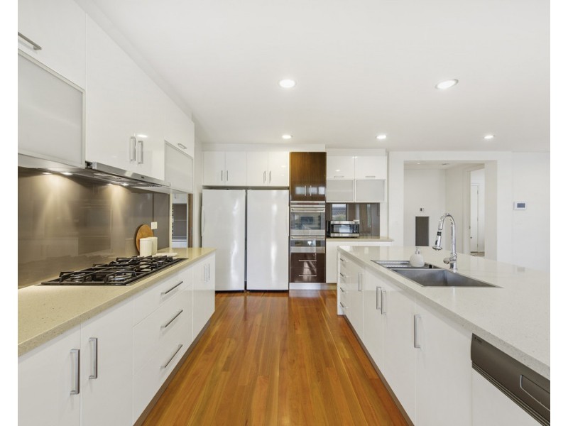 8 Whiteley Parade, Taylors Lakes VIC 3038