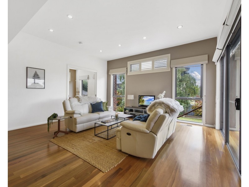 8 Whiteley Parade, Taylors Lakes VIC 3038