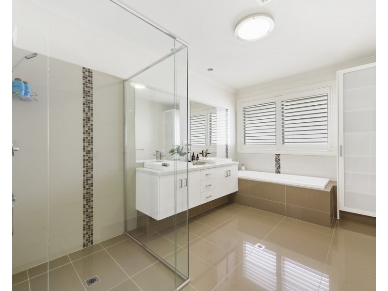 8 Whiteley Parade, Taylors Lakes VIC 3038