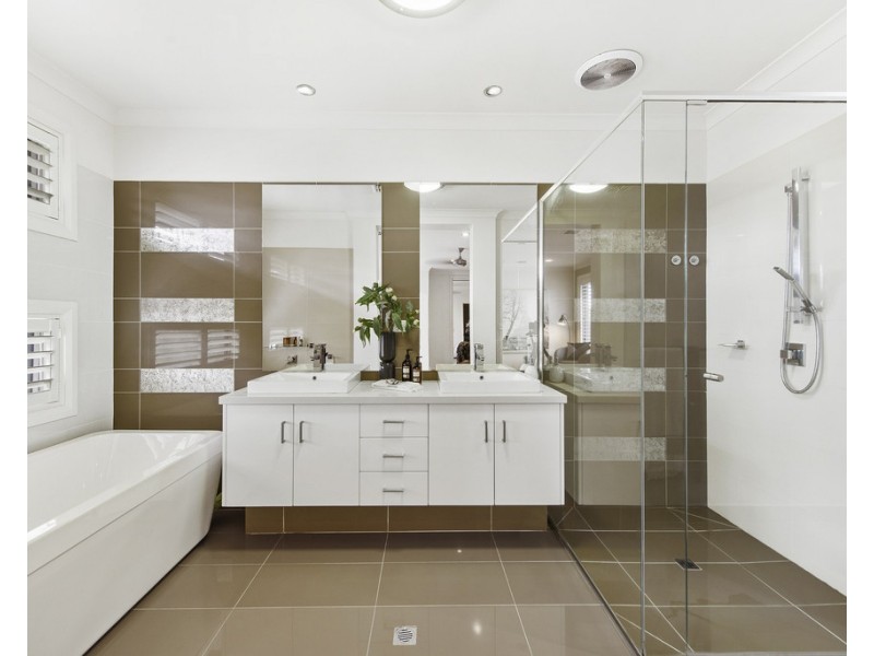 8 Whiteley Parade, Taylors Lakes VIC 3038