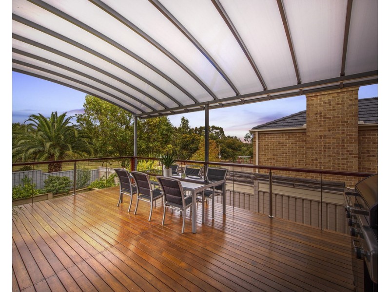 8 Whiteley Parade, Taylors Lakes VIC 3038