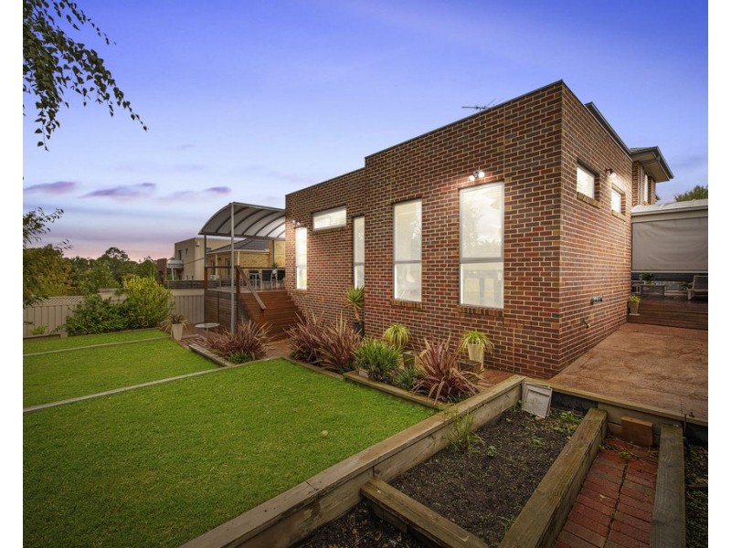 8 Whiteley Parade, Taylors Lakes VIC 3038