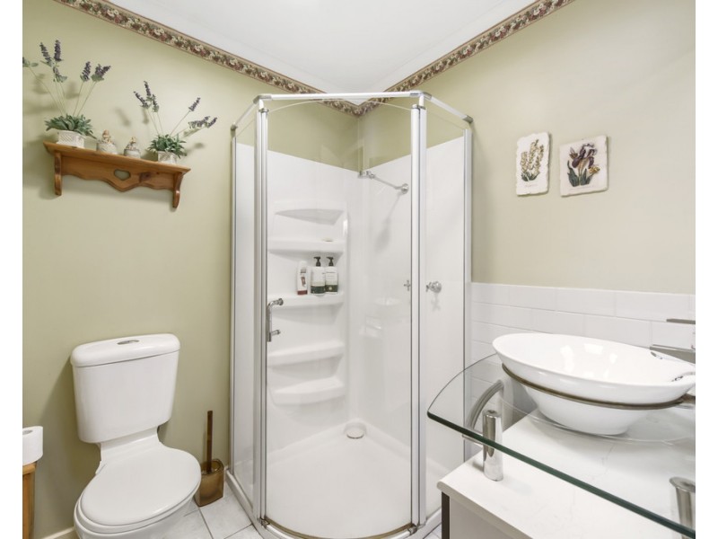 16 Rowan Drive, Kealba VIC 3021