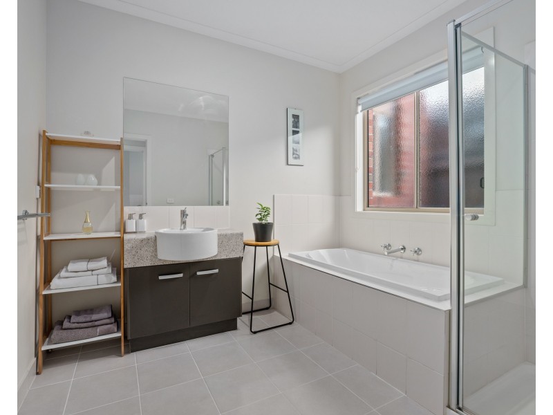 27 Lucas Terrace, Taylors Hill VIC 3037