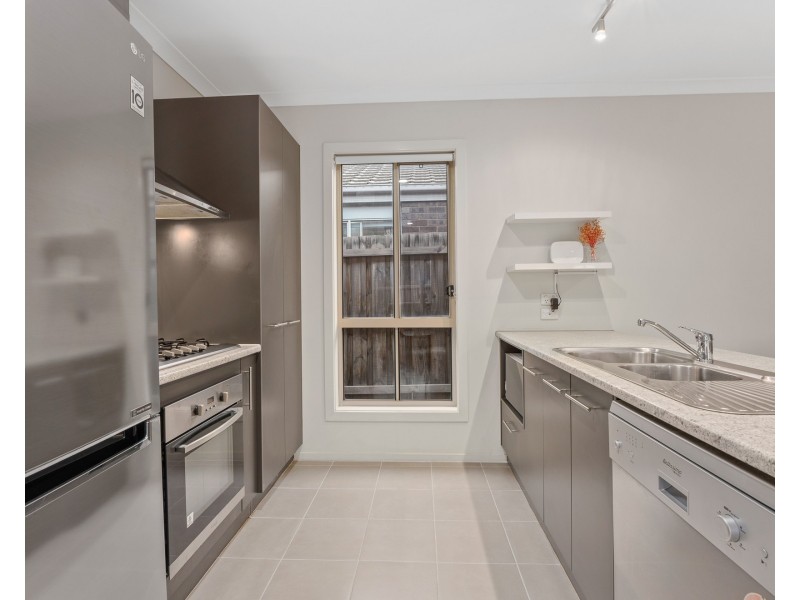 27 Lucas Terrace, Taylors Hill VIC 3037