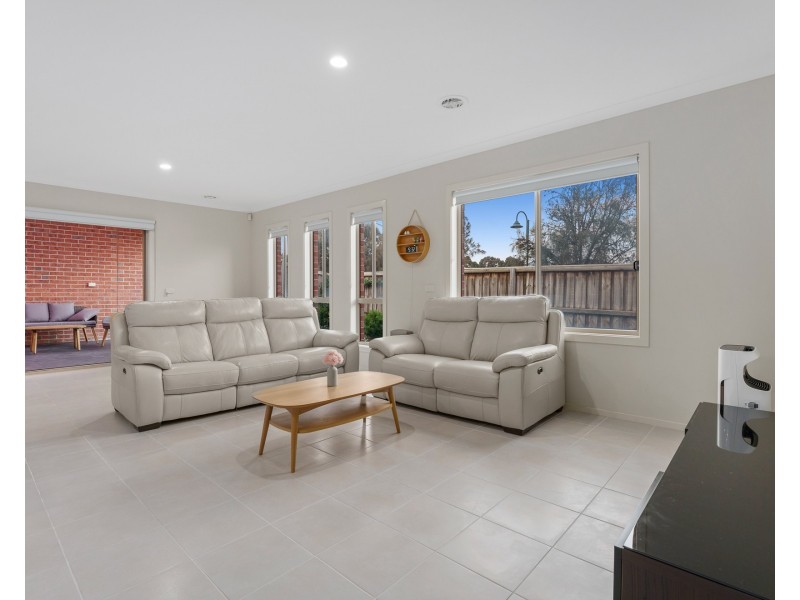 27 Lucas Terrace, Taylors Hill VIC 3037