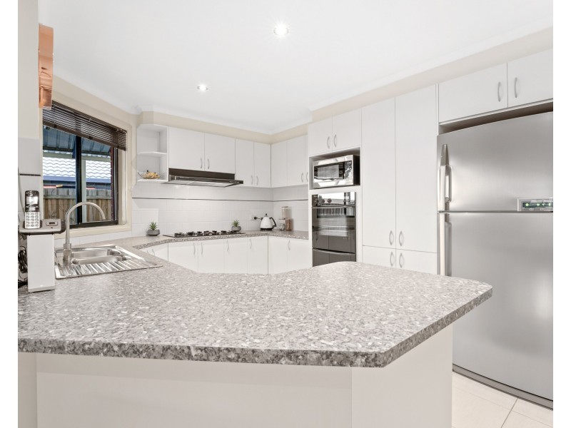 2 Darriwill Close, Delahey VIC 3037