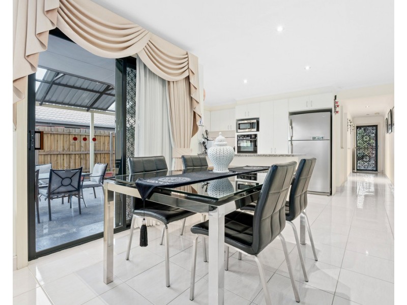 2 Darriwill Close, Delahey VIC 3037