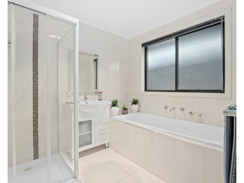 2 Darriwill Close, Delahey VIC 3037