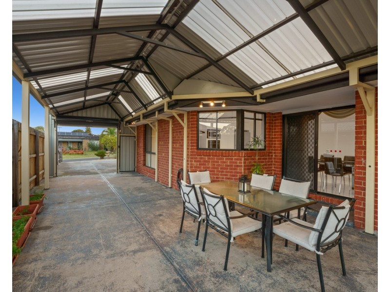 2 Darriwill Close, Delahey VIC 3037