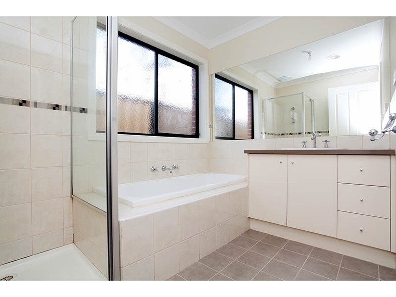 2A Balmoral Close, Hillside VIC 3037