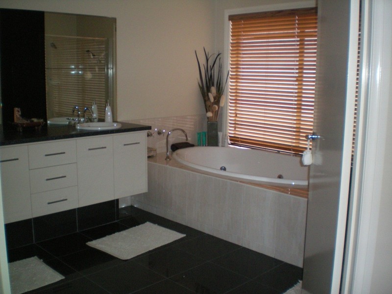 Taylors Hill VIC 3037