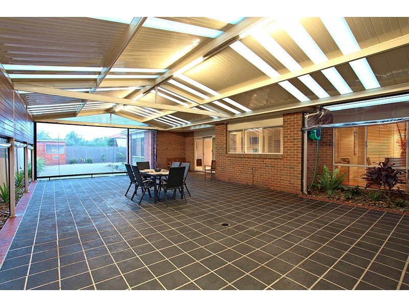 5 Summerhill Drive, Hillside VIC 3037