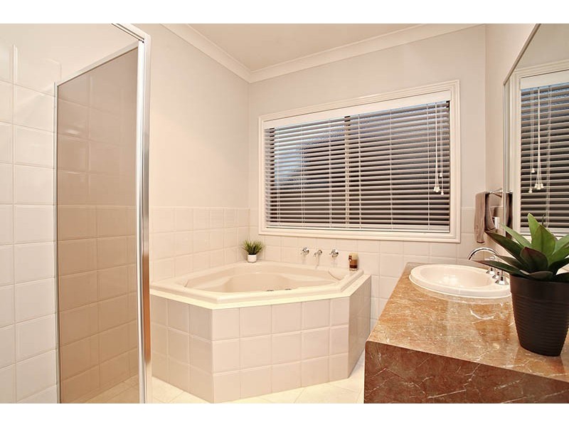 5 Summerhill Drive, Hillside VIC 3037