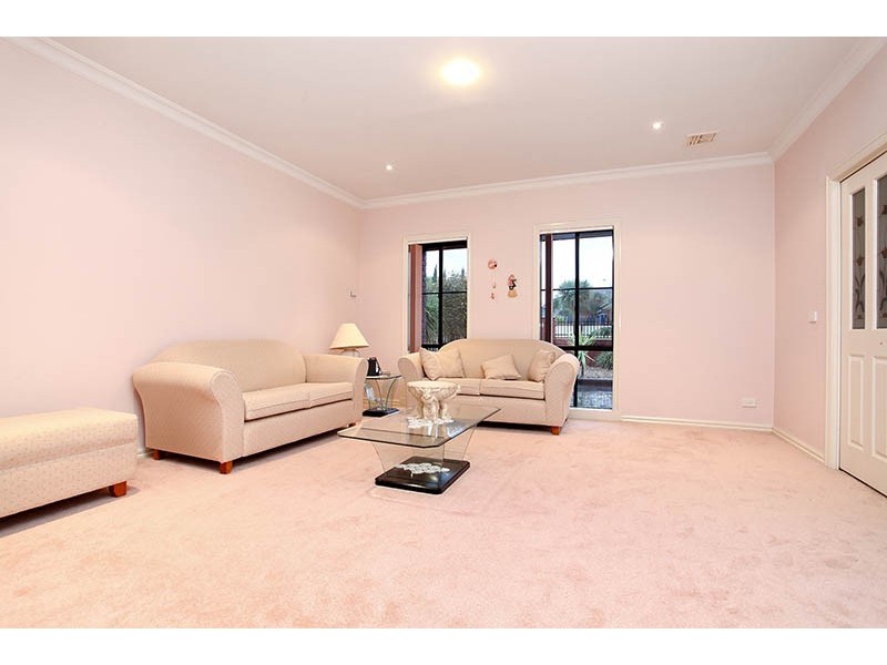 18 Shearer Close, Sydenham VIC 3037