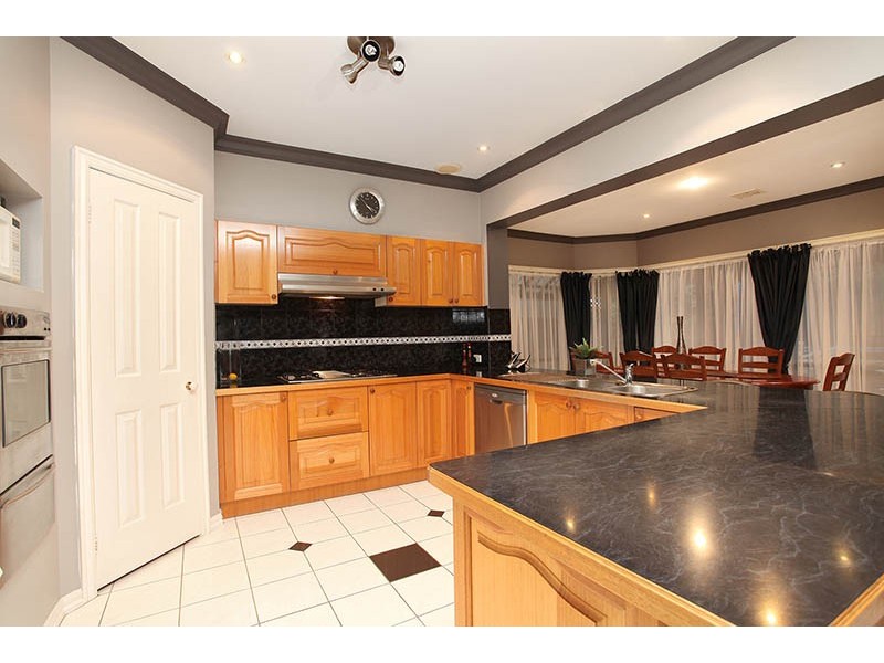 18 Shearer Close, Sydenham VIC 3037