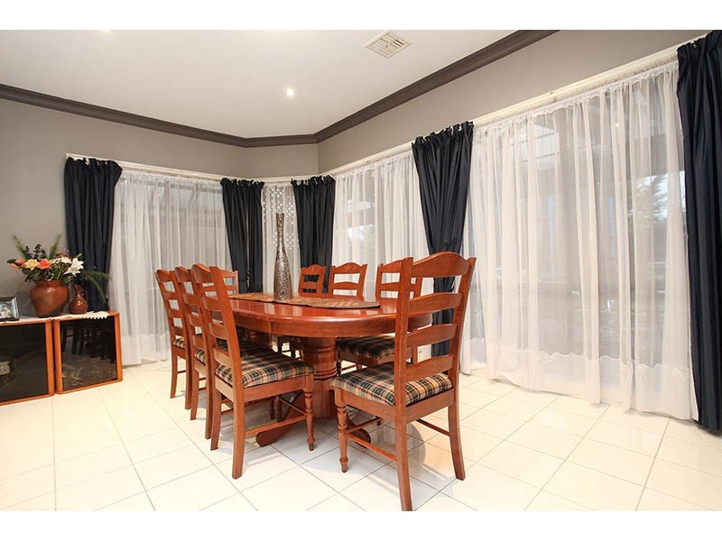 18 Shearer Close, Sydenham VIC 3037