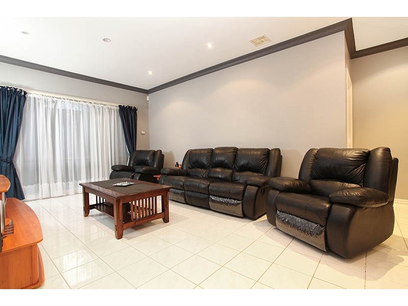 18 Shearer Close, Sydenham VIC 3037