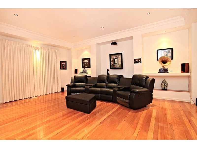 32 Blackman Crescent, Taylors Lakes VIC 3038